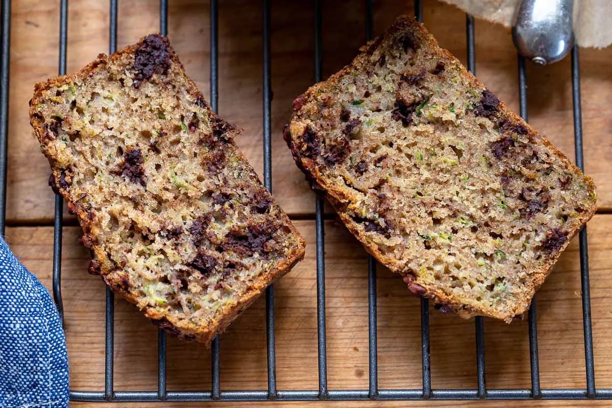 Zucchinikuchen mit Vollkorn-Dinkelmehl und Schokoladen, Gesundes Rezept