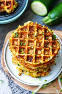 Zucchiniwaffeln mit Cheddar auf einem Teller, eine herzhafte und leckere Waffelvariante