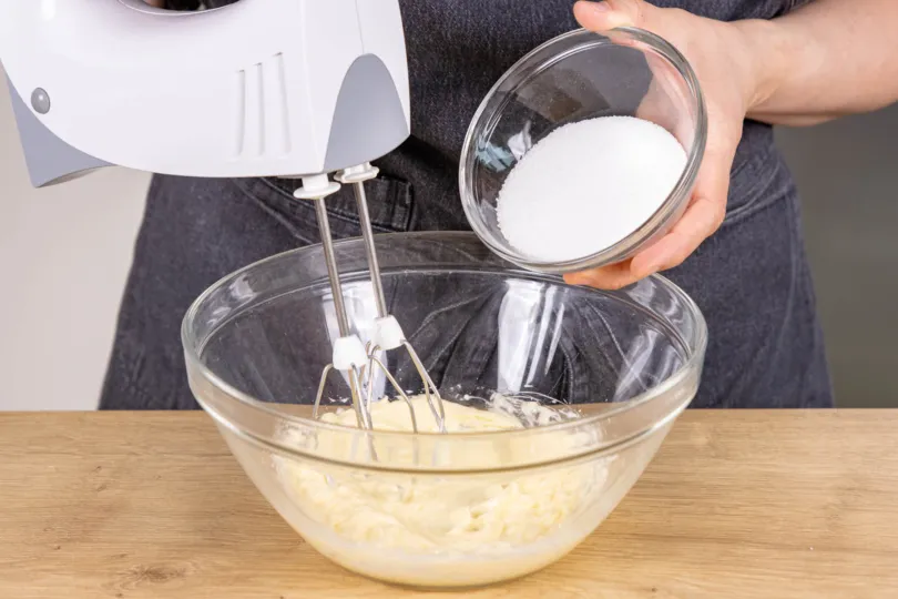 Zucker in die Schüssel geben für den Tortenboden