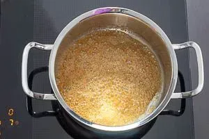 Zucker und Butter schmelzen für Apfelmus