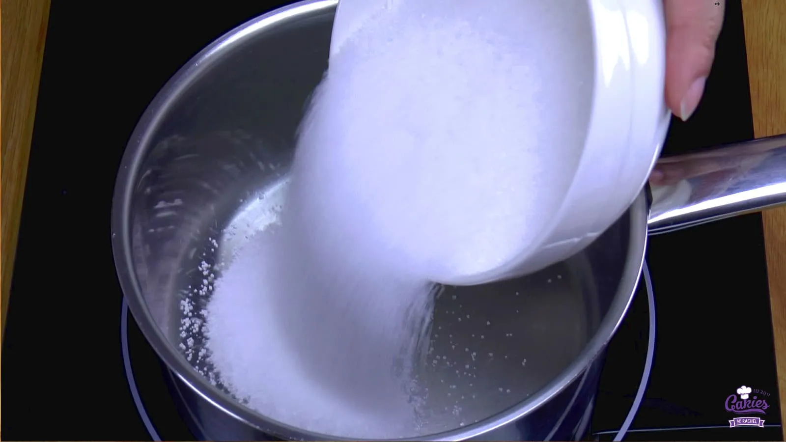 Zucker wird in einen Topf gegeben