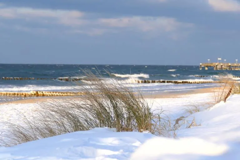 Zugeschneiter Strand an der Ostsee mit eisigen Dünen und Winterlandschaft