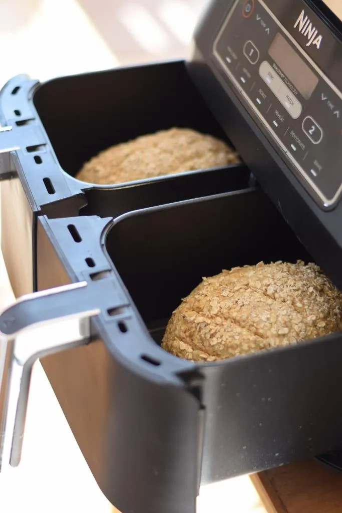 Zum Testen gehen dieses Mal zwei Brote in den Airfryer