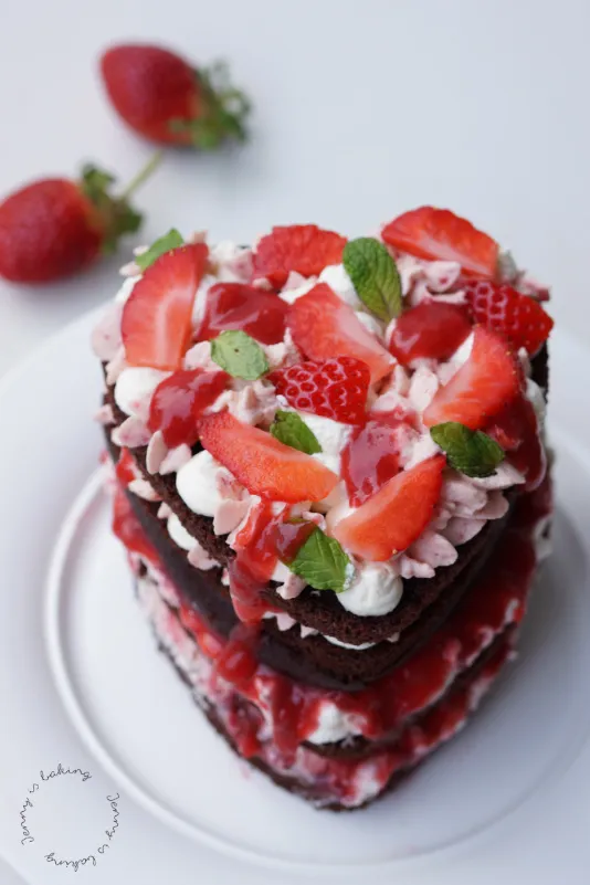 Zusammengefügte Schichten der Torte, bereit zum Dekorieren