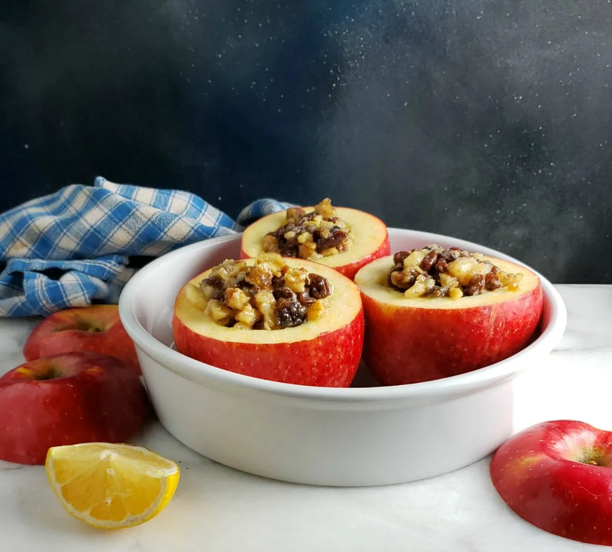Zusätzliche Apfelstücke zur Ergänzung der Bratapfel-Füllung