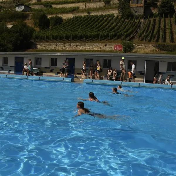 Zuschauer verfolgen den Schwimmwettbewerb