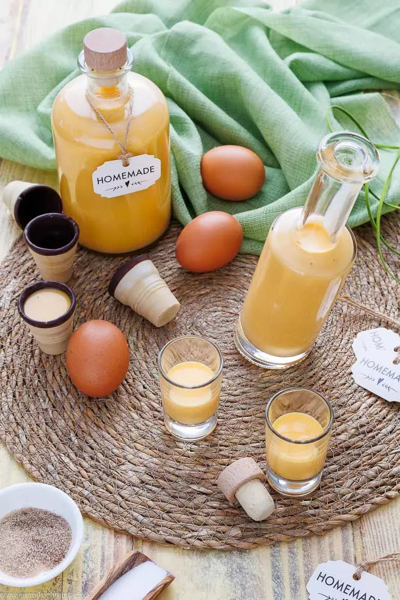 Zutaten für cremigen Eierlikör: Eier, Sahne, Cognac, Zucker.