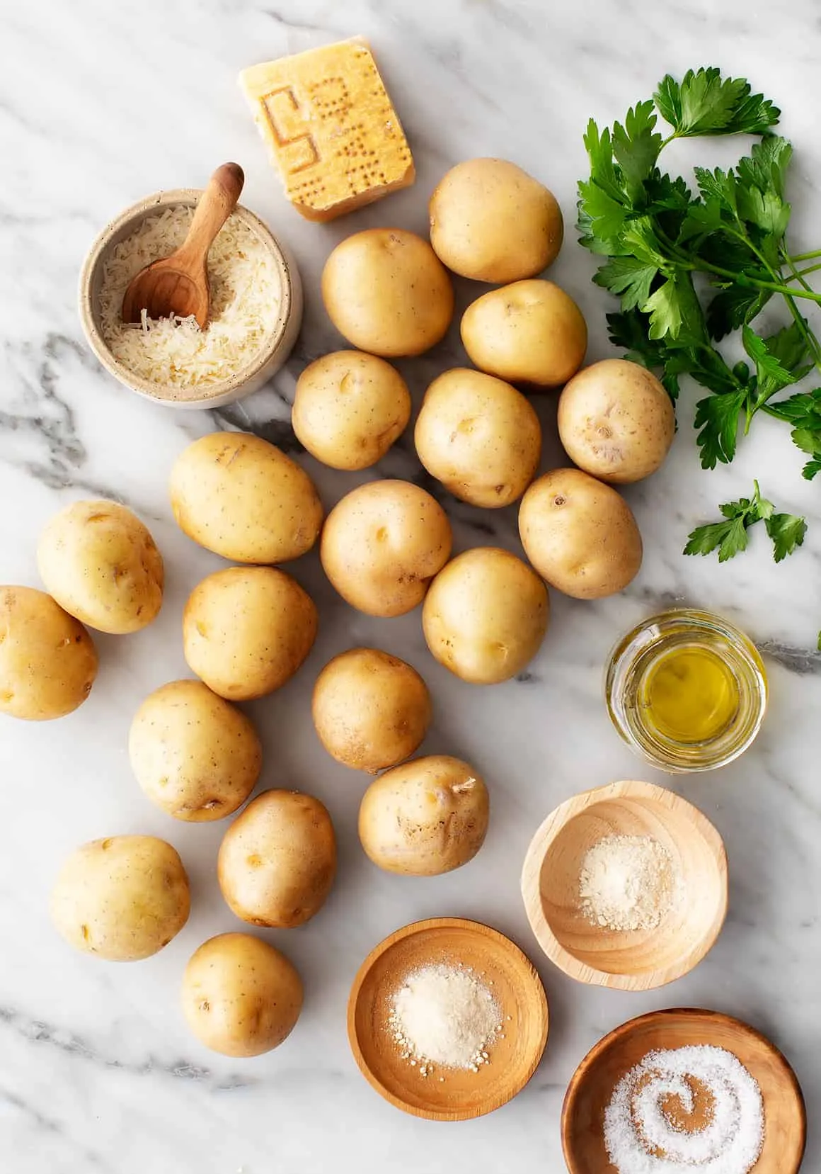 Zutaten für das Smashed Potatoes Rezept: kleine Kartoffeln, Olivenöl, Knoblauch, Kräuter und Gewürze