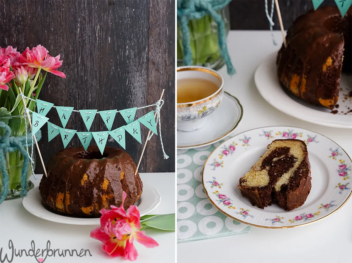 Zutaten für den Marmorkuchen neben einer Rührschüssel und Kuchenstücken auf einem Holztisch