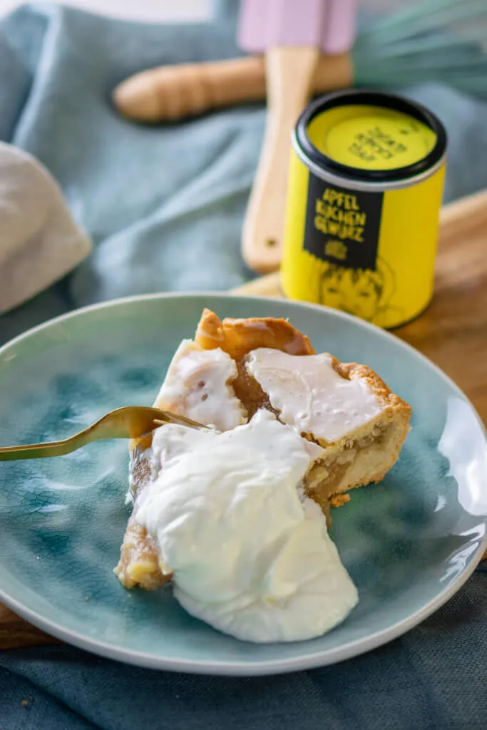 Zutaten für den Mürbeteig und Apfelmus, inklusive Apfelkuchen-Gewürz, bereit für die Zubereitung des traditionellen Apfelkuchens