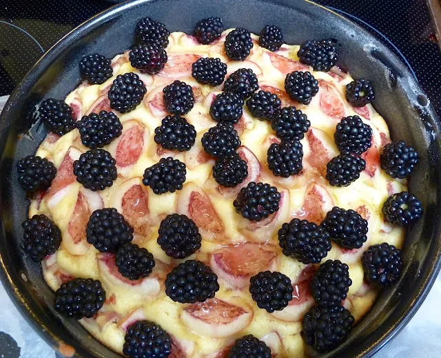 Zutaten für den Pfirsich-Brombeer-Kuchen: frische Früchte und Backzutaten.