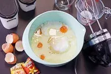 Zutaten für den Waffelteig in einer Schüssel