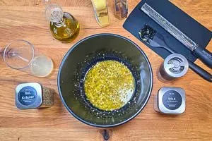 Zutaten für die Antipasti-Marinade in einer Schüssel vermischen