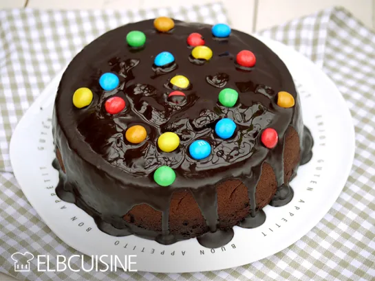 Zutaten für die Brownie Backmischung im Glas: Mehl, Zucker und Kakao separat in Schalen vorbereitet.