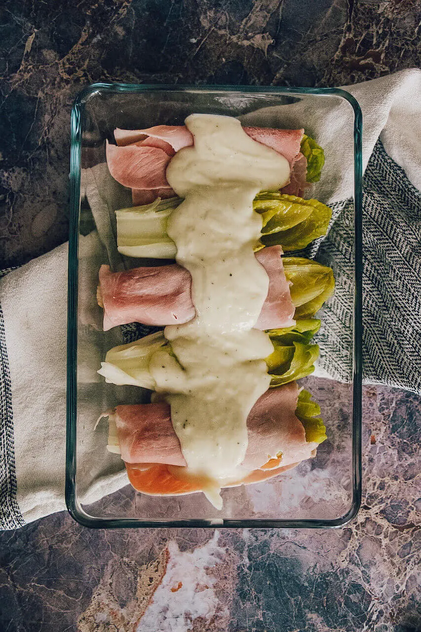 Zutaten für die cremige Béchamelsauce: Butter, Mehl und Milch.