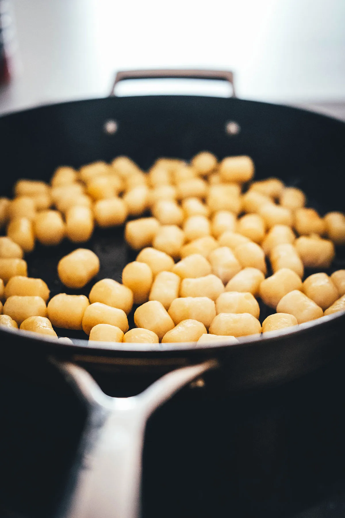 Zutaten für die Gnocchi-Pfanne: Gnocchi, Tomaten, Mozzarella und Zwiebeln.