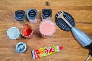 Zutaten für die Hackbällchen-Soße: Ganze Tomaten, Sahne, Tomatenmark und Gewürze werden püriert