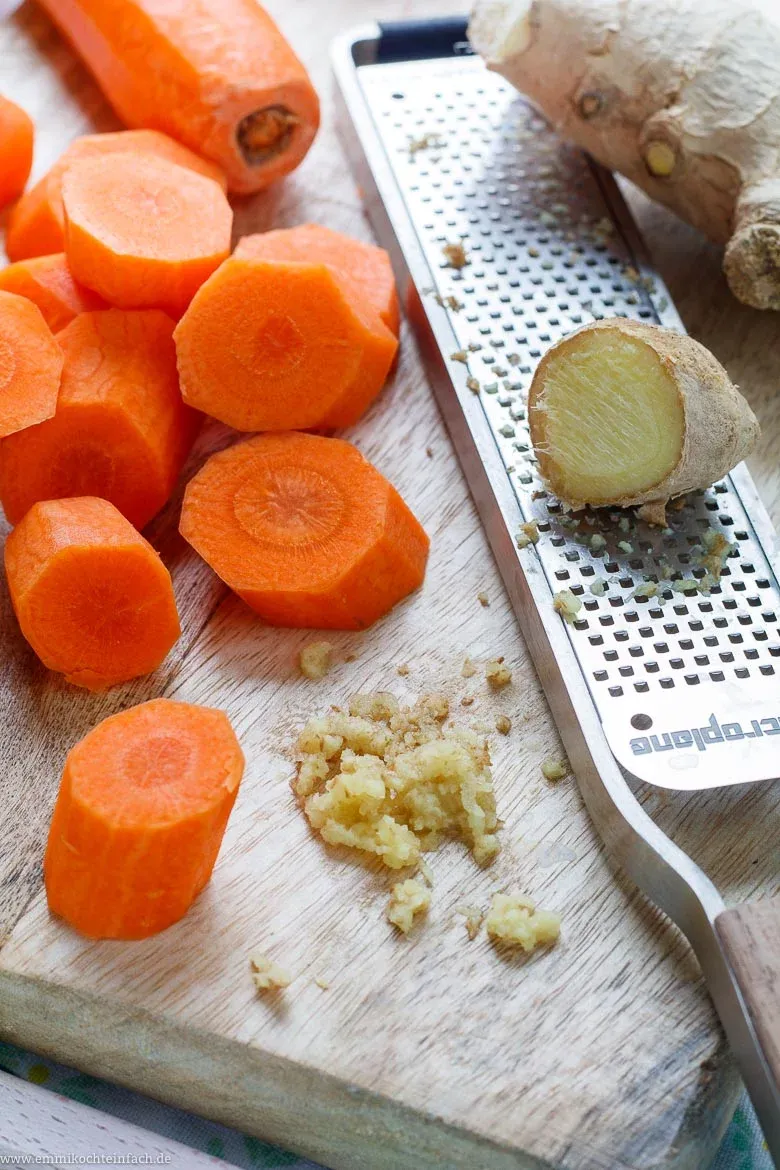 Zutaten für die Möhren Ingwer Suppe, frisch und bereit zum Verarbeiten