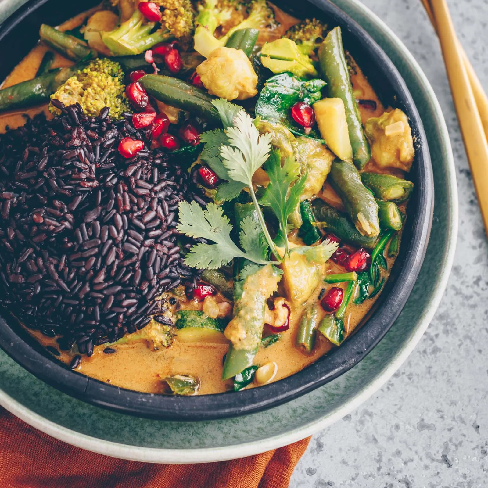 Zutaten für ein schnelles Curry: frisches Gemüse, Kokosmilch und Currypaste