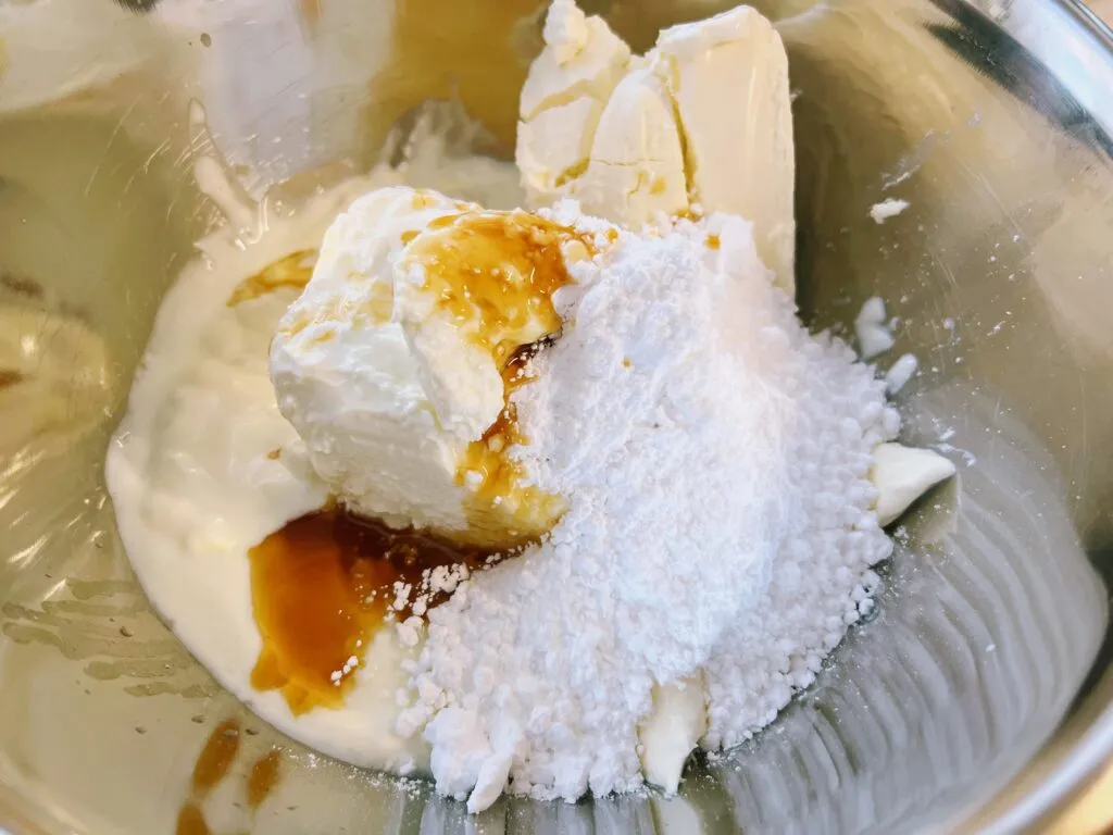 Zutaten für eine leichte und erfrischende Quark-Joghurt-Sahne-Torte Füllung