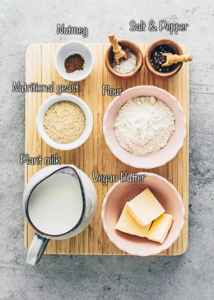 Zutaten für eine vegane Béchamelsauce: Vegane Butter, Mehl, Pflanzenmilch (Sojamilch), Hefeflocken, Muskatnuss, Salz und Pfeffer.