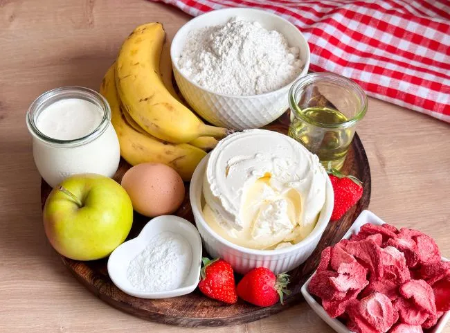 Zutaten für eine zuckerfreie Babytorte zum 1. Geburtstag mit Bananen und Erdbeeren