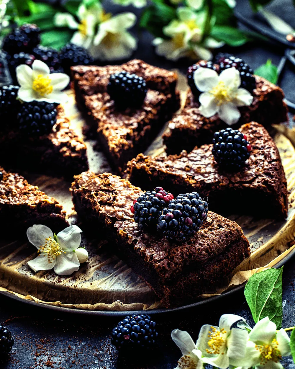 Zutaten für einen einfachen Schokoladen-Brownie-Kuchen: Eier, Schokolade und Butter.