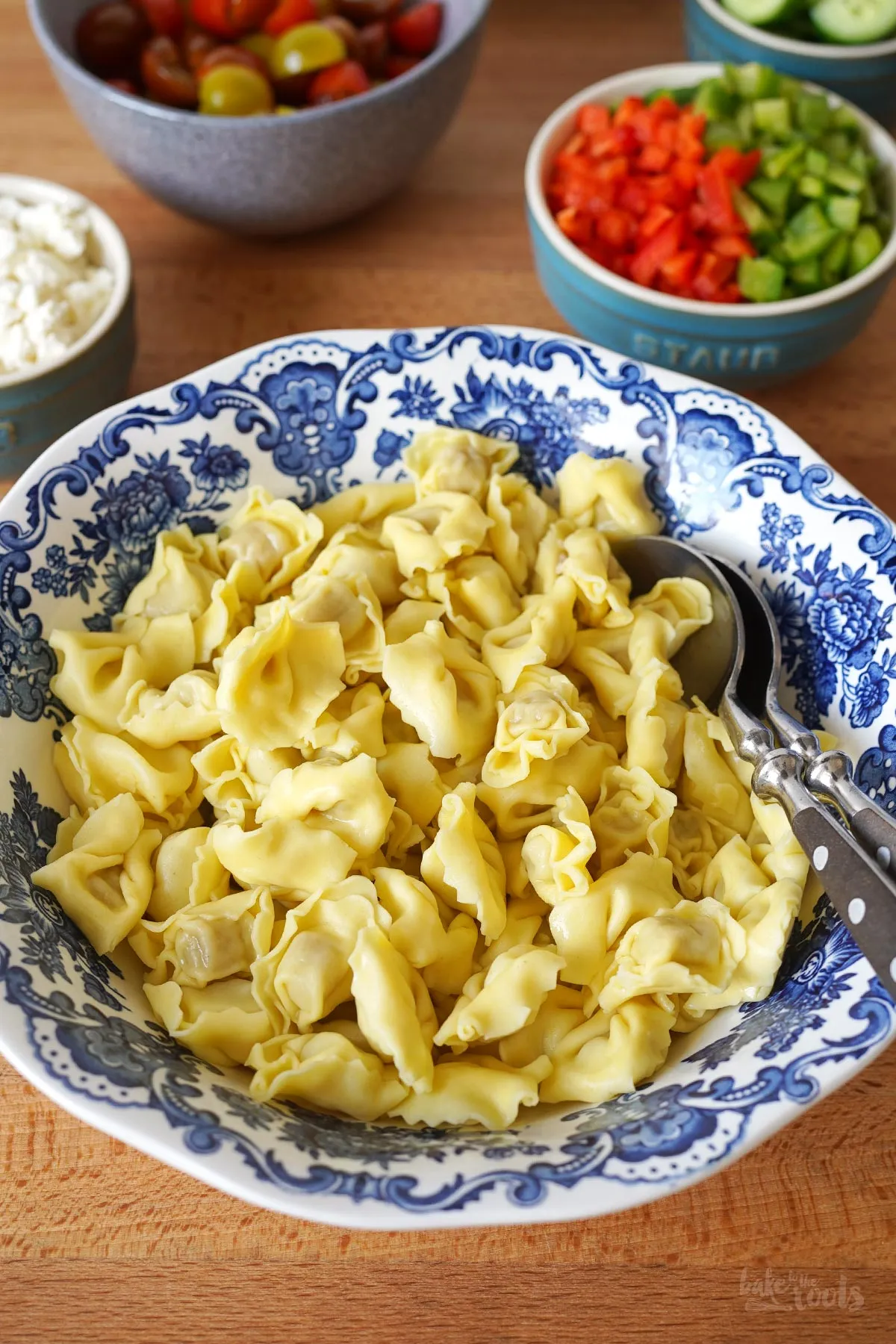 Zutaten für einen mediterranen Tortellini Salat: Olivenöl, Essig, Gewürze