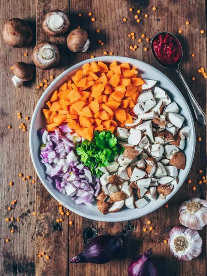 Zutaten für hausgemachte Linsen Bolognese mit Pilzen und Gemüse