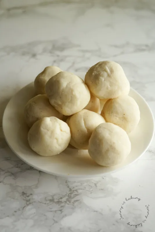 Zutaten für hausgemachte mexikanische Tortillas: Maismehl, Wasser und Salz auf einer Arbeitsfläche