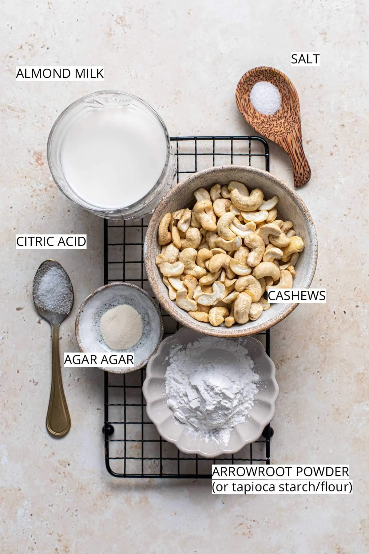 Zutaten für hausgemachte vegane Burrata: Cashews, Mandelmilch, Stärke und Zitronensäure