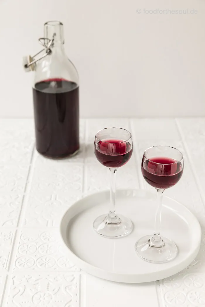 Zutaten für hausgemachten Traubenlikör mit Wodka: Weintrauben, Vanille und Alkohol