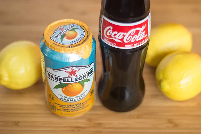 Zutaten für hausgemachtes Spezi: Sanpellegrino Aranciata, mexikanische Cola und frische Zitronen