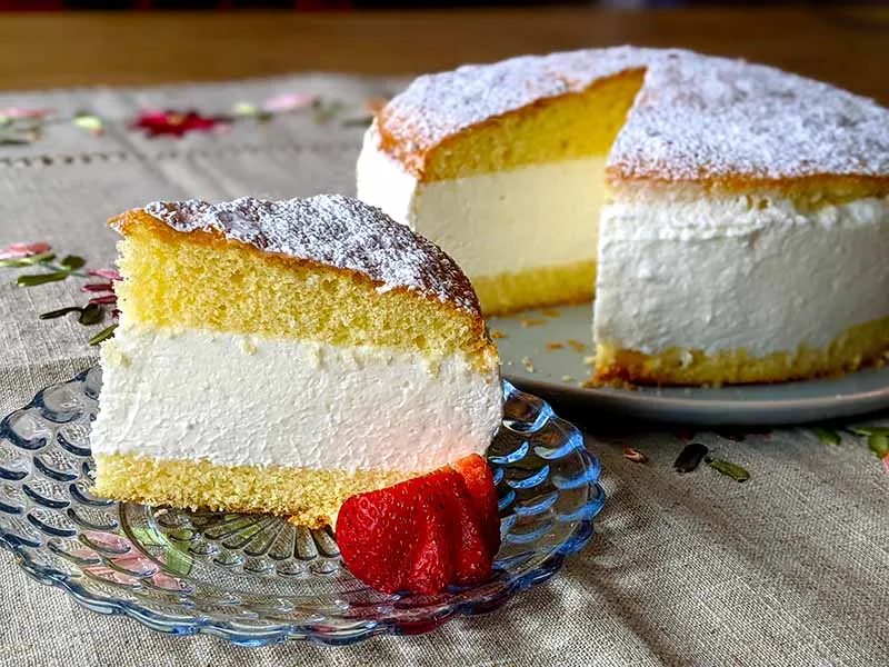 Zutaten für Käse-Sahne-Torte: Quark oder griechischer Joghurt, Sahne und die Dr. Oetker Backmischung