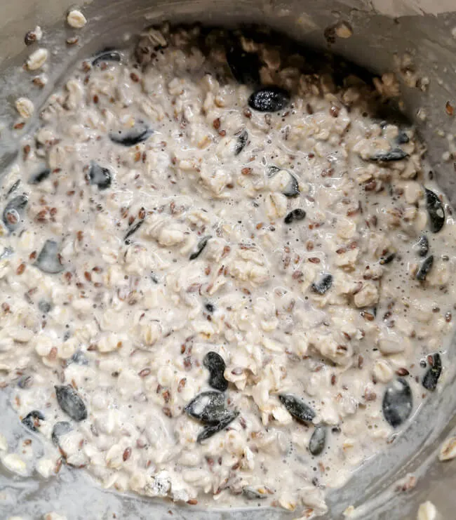 Zutaten für Knäckebrot in einer Schüssel nach dem Verrühren und Quellen