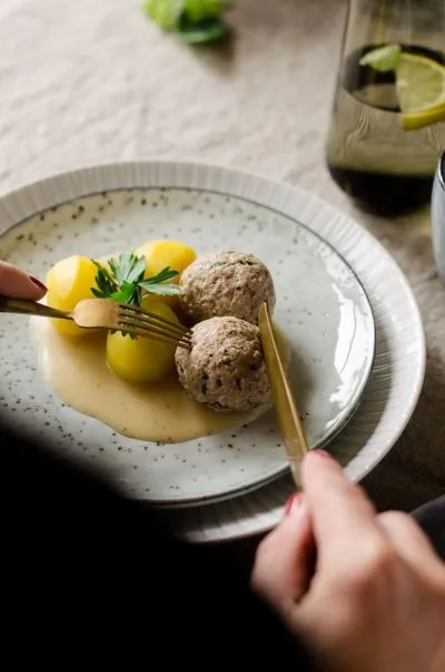 Zutaten für Königsberger Klopse auf einem Holztisch