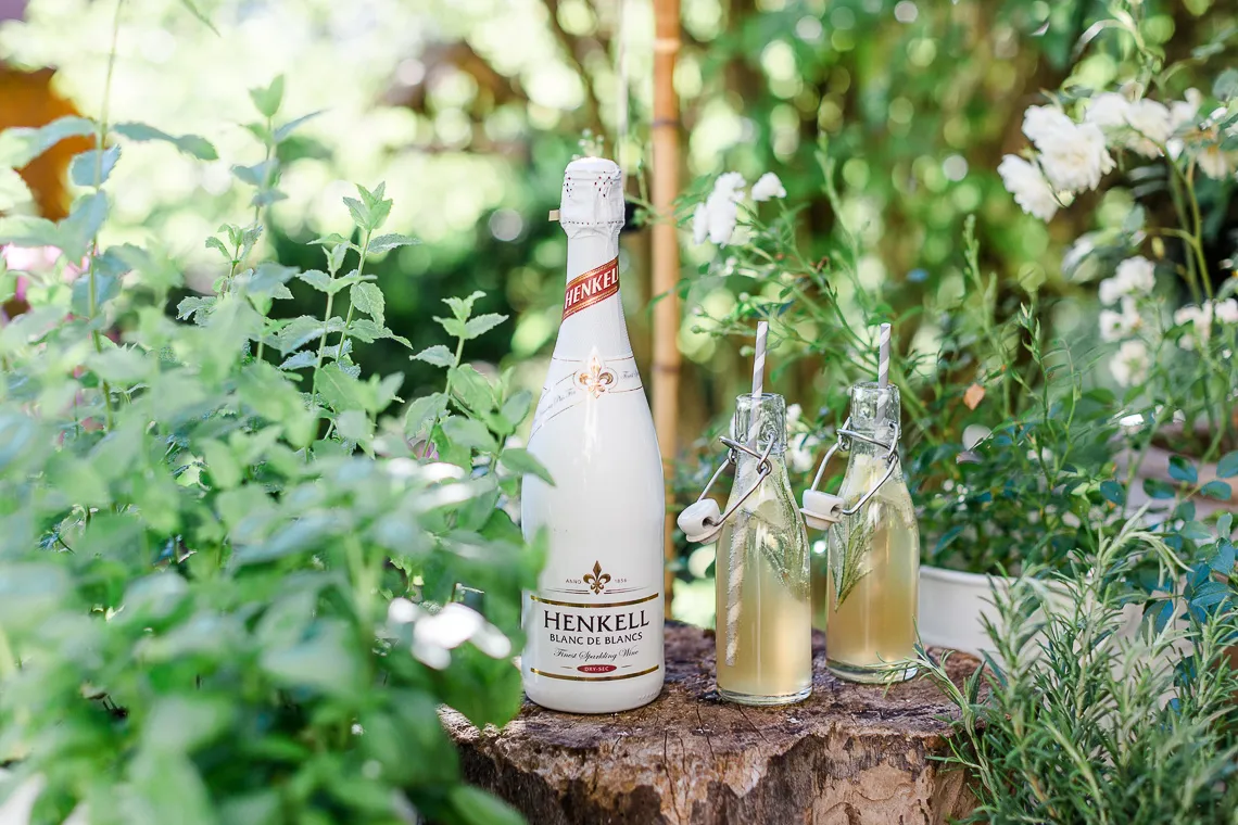 Zutaten für Lillet mit Sekt: Lillet Blanc, Sektflasche, Ingwer und Rosmarin