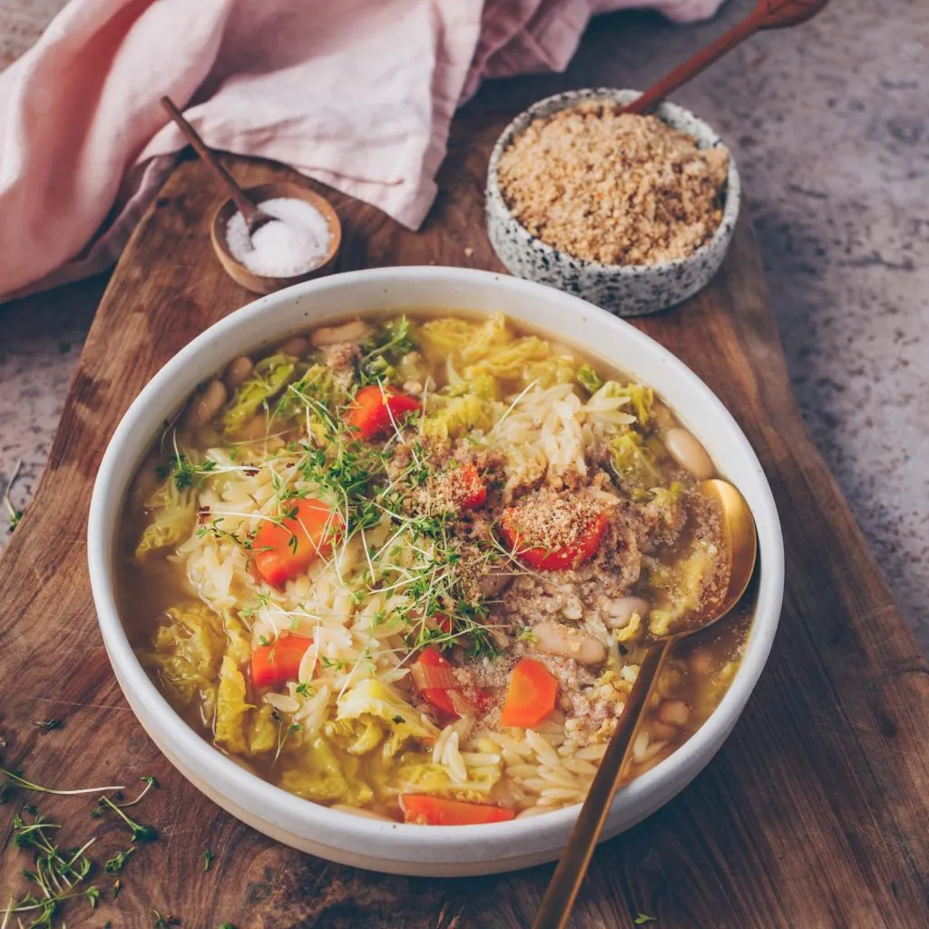 Zutaten für Minestrone: frischer Wirsing, Karotten, Lauch und Zwiebeln