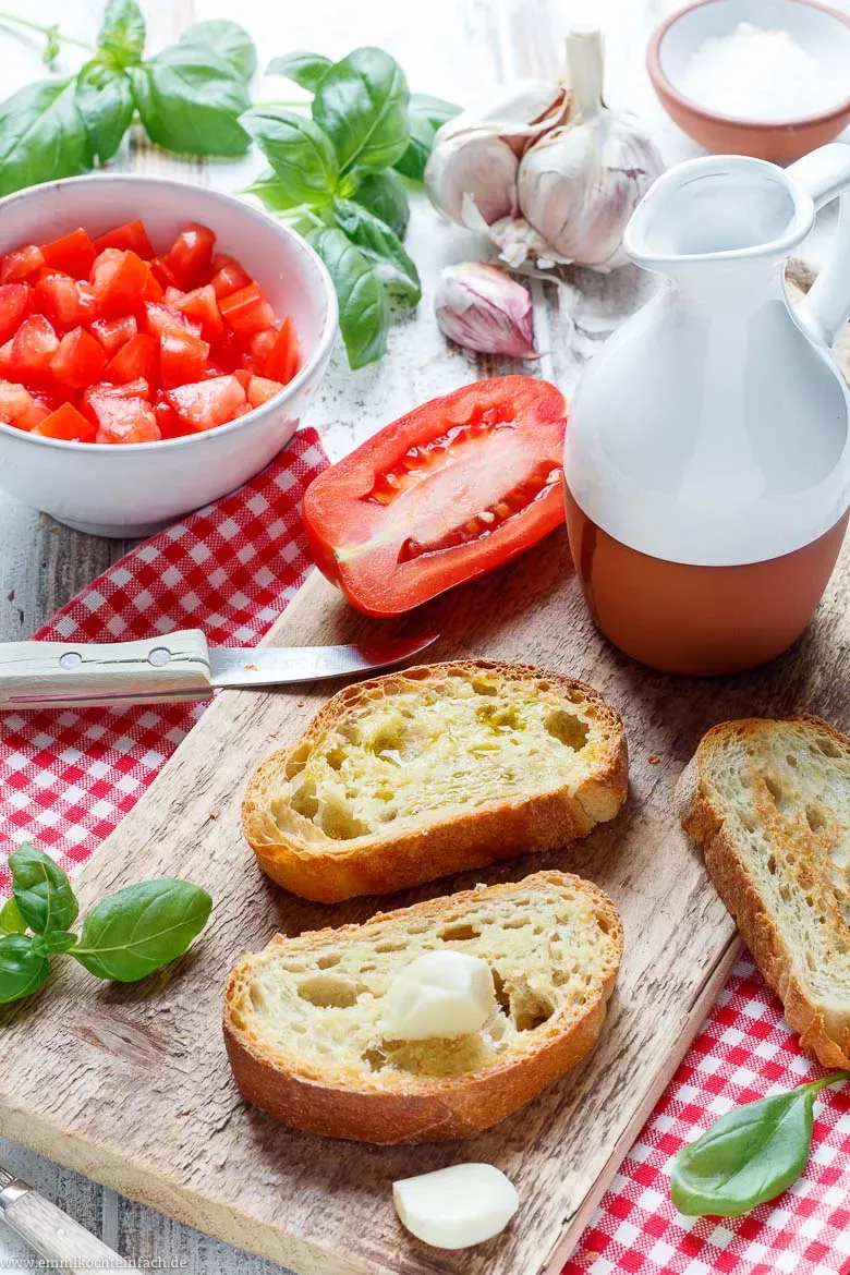 Zutaten für originales Bruschetta: Tomaten, Basilikum, Knoblauch, Olivenöl, Ciabatta, Salz, Pfeffer