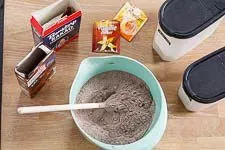 Zutaten für Schokomuffins separat in Schüsseln