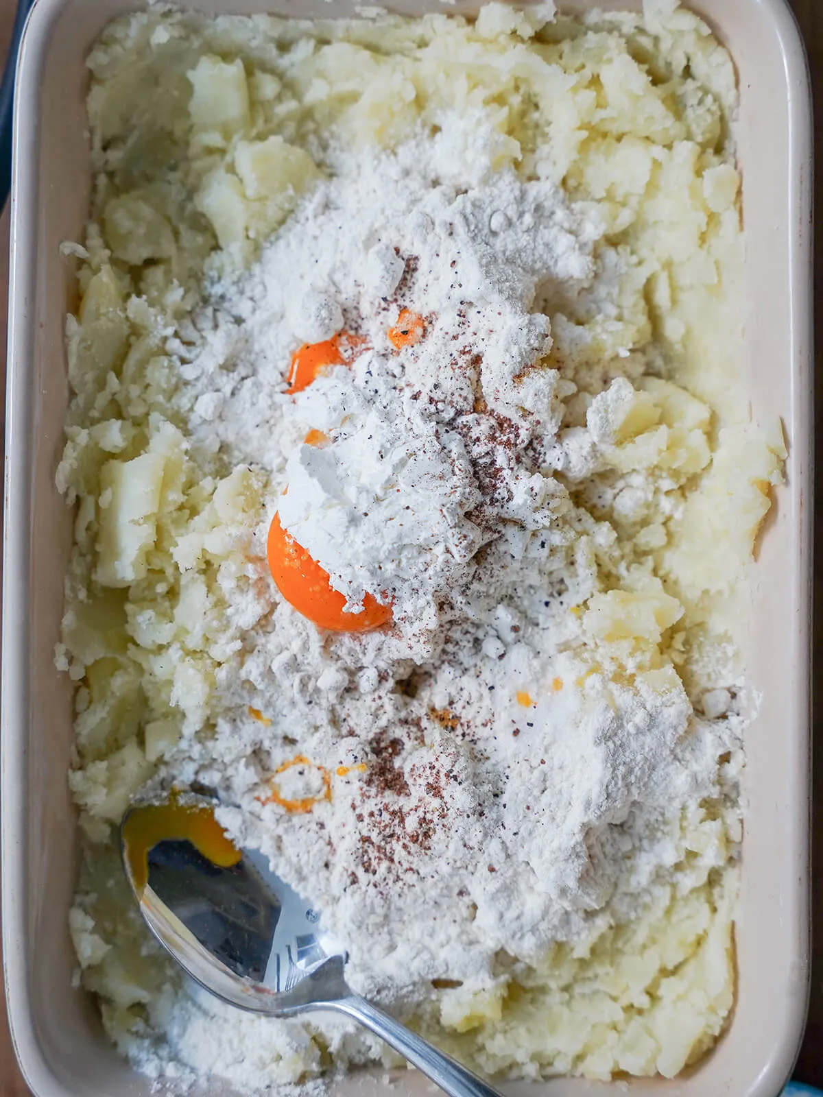 Zutaten für Schupfnudelteig: Kartoffelpüree, Eigelb, Mehl und Gewürze