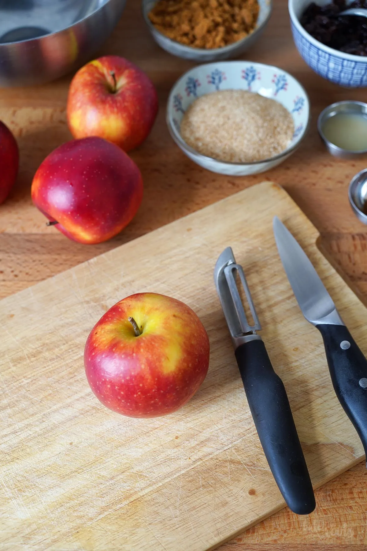 Zutaten für selbstgemachte Vanillesoße: Milch, Zucker, Vanilleschote und Eigelb, bereit zur Zubereitung.