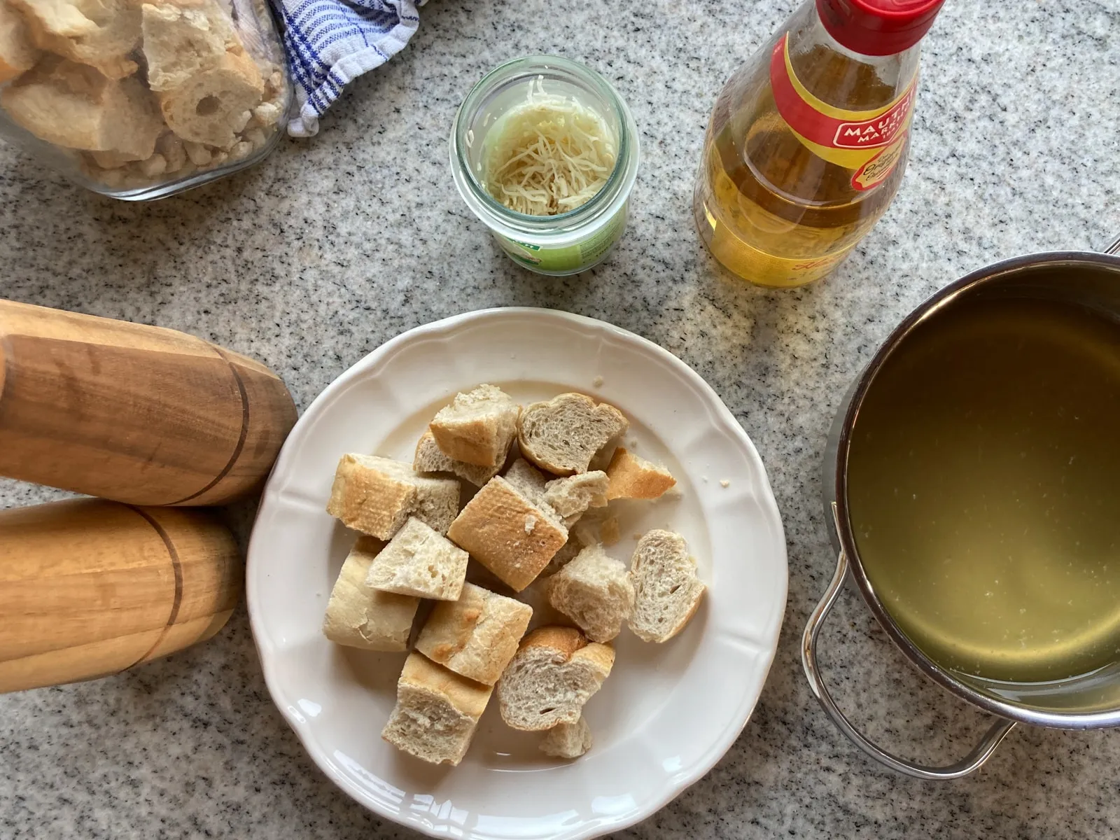 Zutaten für Semmelkren: Semmeln in dünnen Scheiben, Kren (Meerrettich), Essig, Rindsuppe, Salz, Pfeffer. Alles, was Sie für dieses traditionelle Gericht brauchen, übersichtlich auf einem Blick.