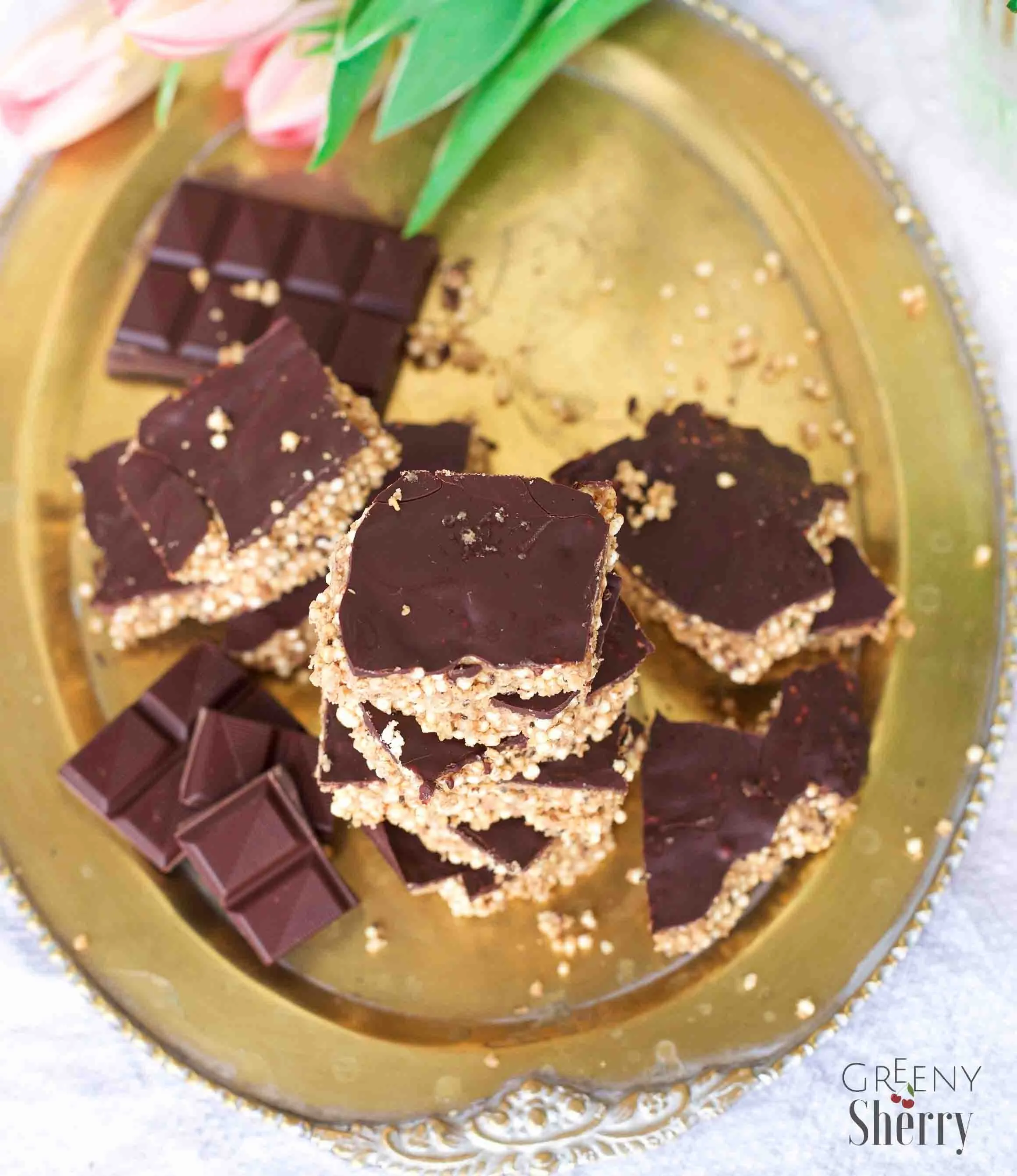 Zutaten für vegane Quinoa-Riegel: Gepuffter Quinoa, Chiasamen, Hanfsamen und Erdnussbutter