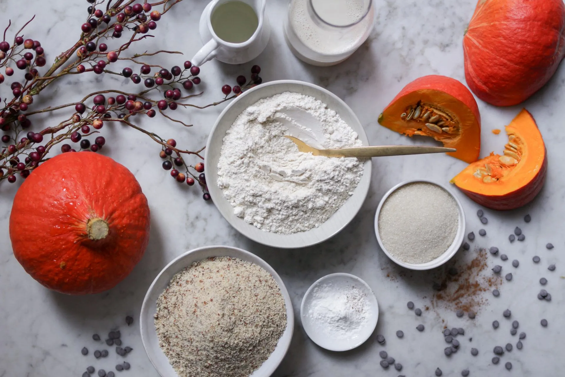 Zutaten für veganen Kürbiskuchen mit Schokodrops