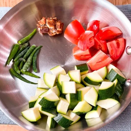 Zutaten für Zucchini Chutney auf einem Tisch angerichtet