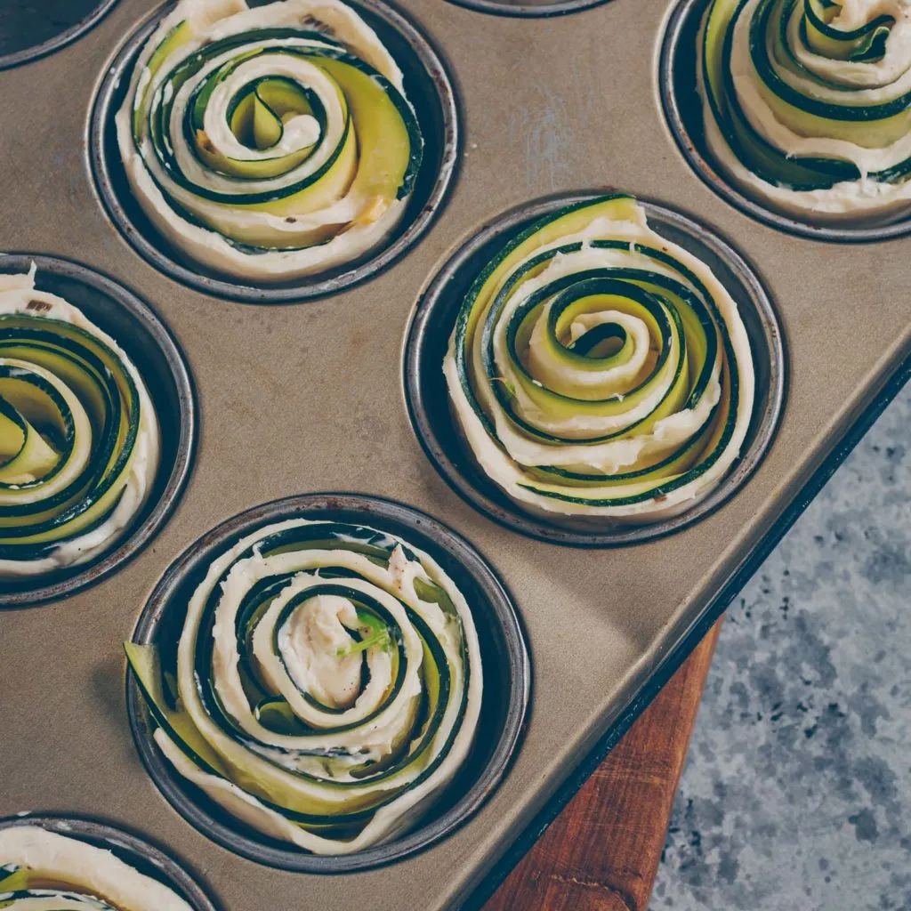 Zutaten für Zucchini-Rosen: Blätterteigstreifen mit Zucchinischeiben belegt