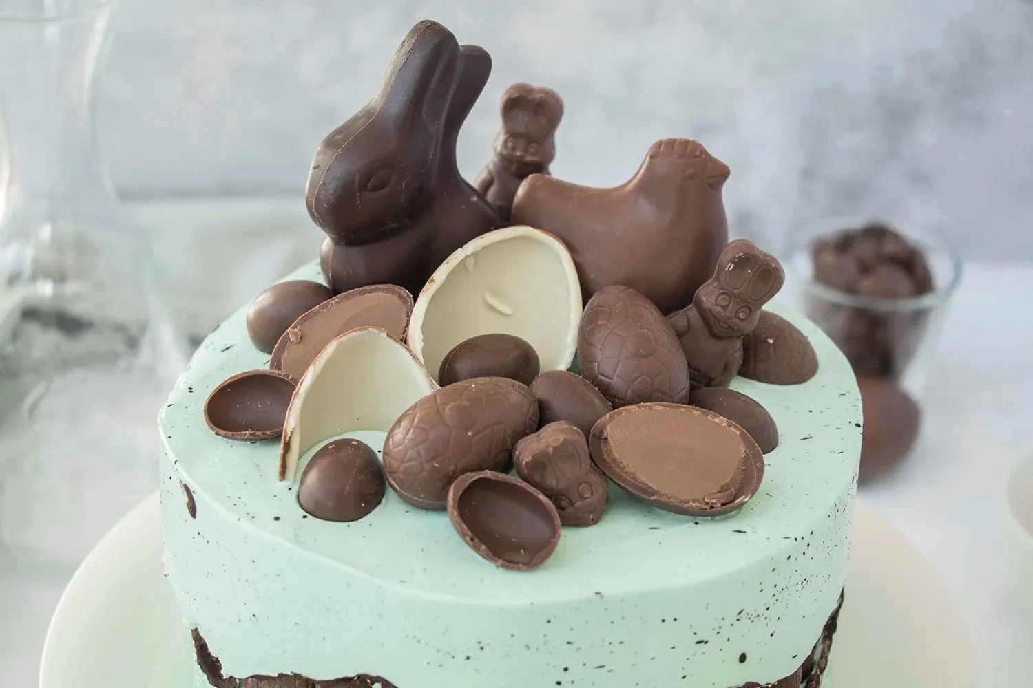 Zutaten in einer Rührschüssel, vorbereitend für die Frischkäsecreme oder den Biskuitboden der Ostertorte.