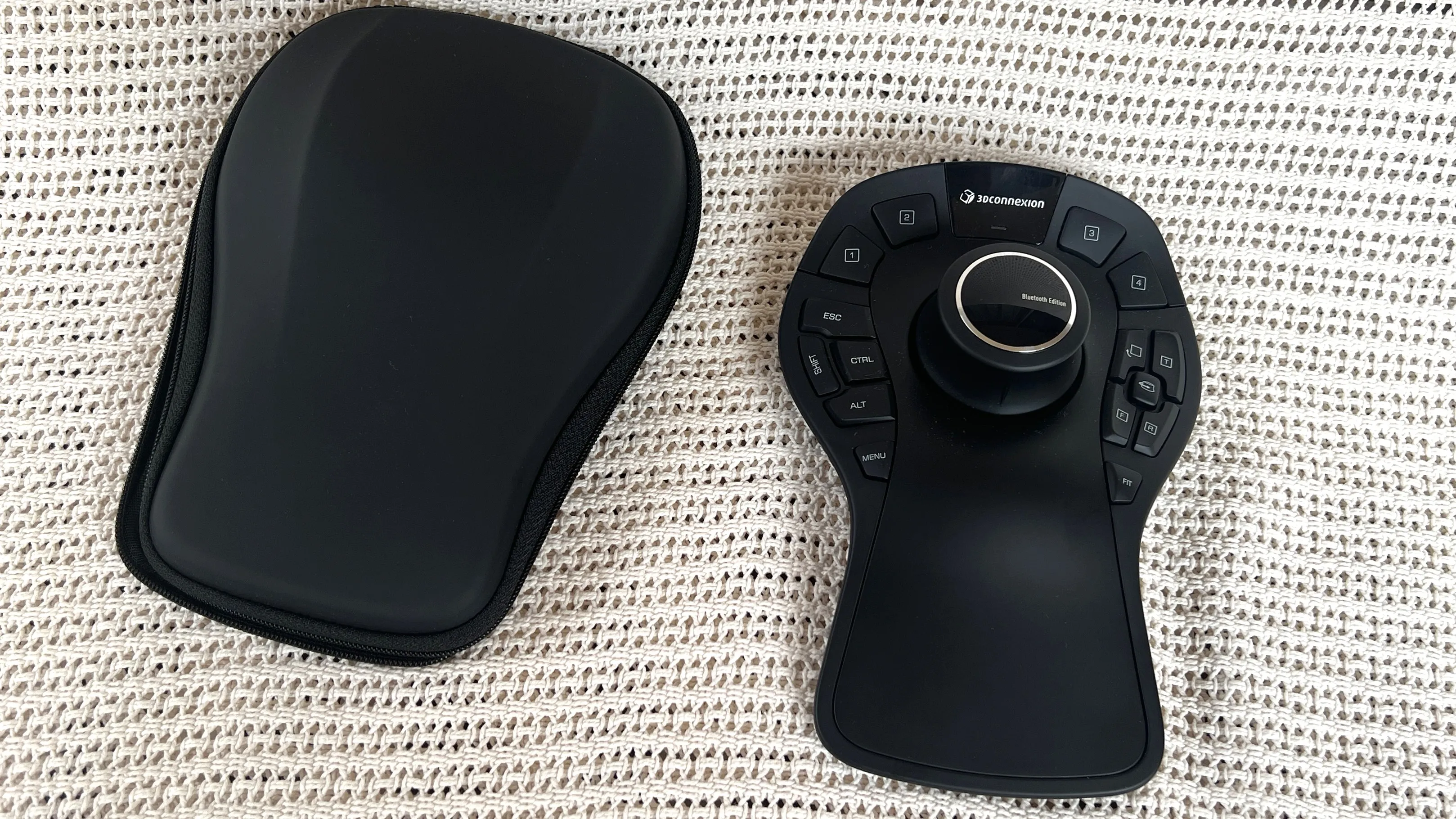 Zwei 3Dconnexion SpaceMouse Produkte auf einem Schreibtisch