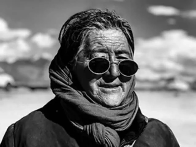 Zwei ältere Frauen genießen die Aussicht auf eine malerische Küstenstadt, ein beliebtes Motiv bei Seniorenreisen ab 80.